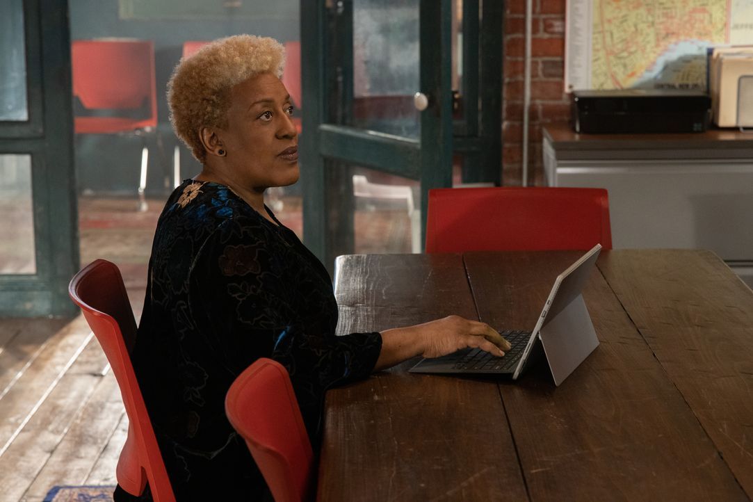 Dr. Loretta Wade (CCH Pounder) - Bildquelle: 2020 CBS Broadcasting Inc. All Rights Reserved.