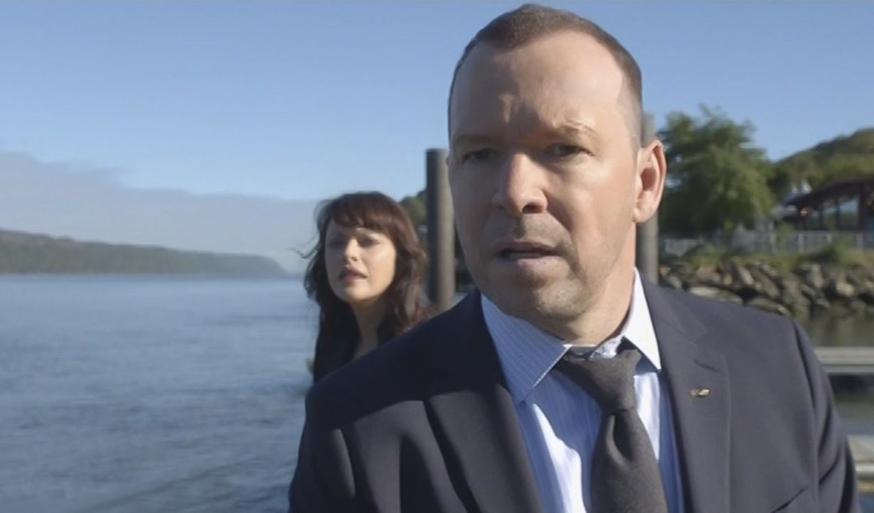 Ein Serienkiller bedroht Danny (Donnie Wahlberg, vorne) und seine Familie. Als Danny und Baez (Marisa Ramirez, hinten) auf einem Boot nach ihm suche... - Bildquelle: 2015 CBS Broadcasting Inc. All Rights Reserved.