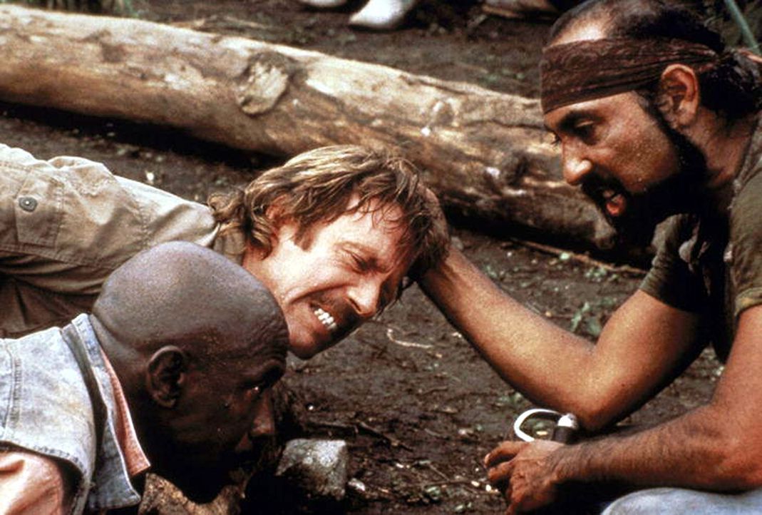 Max (Chuck Norris, l.) und Leo (Louis Gossett Jr., r.) stolpern von einer lebensgefährlichen Situation in die andere. Ein Glück, dass Patricia hö... - Bildquelle: Cannon Films