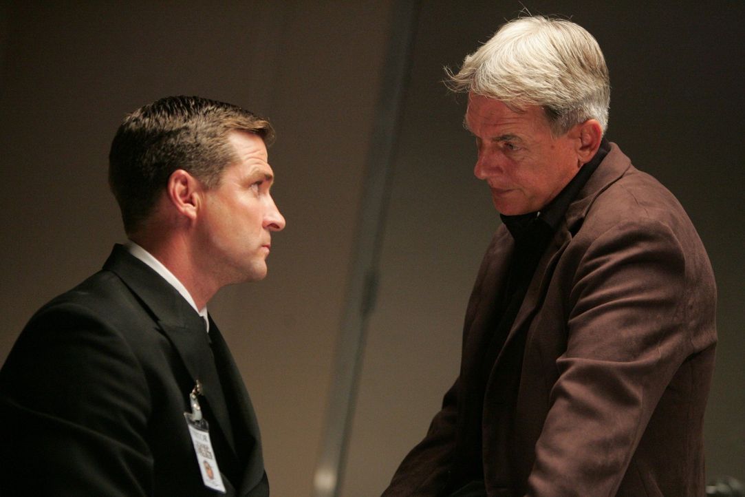 Hat C.P.O. Goetz (Ben Reed, l.) was mit dem Mord an Janice Santos zu tun? Gibbs (Mark Harmon, r.) geht der Sache auf den Grund. - Bildquelle: CBS Television