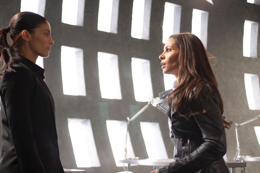 Was ist nur mit Lupo (Erica Cerra, l.) und Allison (Salli Richardson-Whitfield, r.) los? - Bildquelle: Universal Television