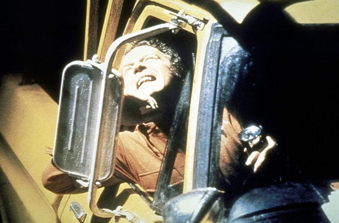 Roy Neary (Richard Dreyfuss) wird von einem Ufo geblendet ... - Bildquelle: Columbia Pictures