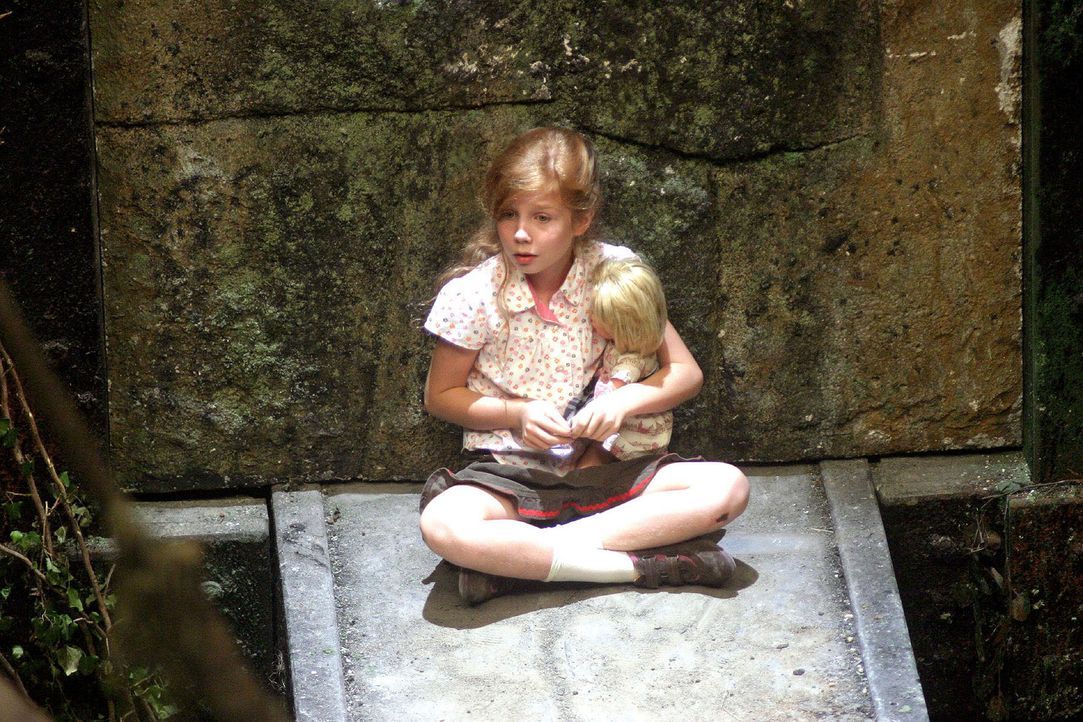 Betty (Kara Mc Sorley) setzt sich auf den Felsvorsprung und klammert sich ängstlich an ihre Puppe Lena. - Bildquelle: Oktavian Cocolos Sat.1