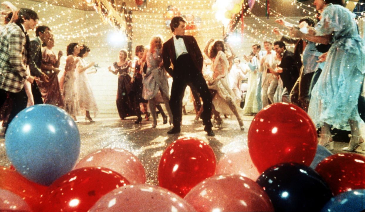 Endlich kann Ren McCormack (Kevin Bacon, M.) tanzen, was das Zeug hält! - Bildquelle: Paramount Pictures