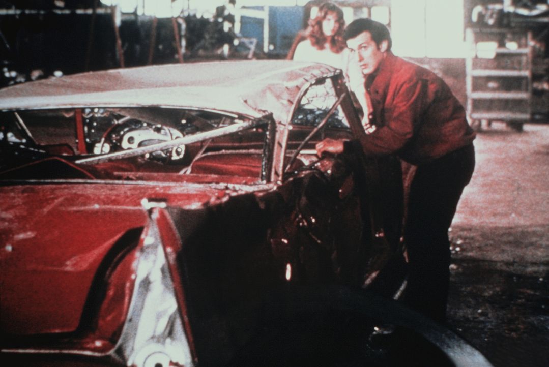 Arnie (Keith Gordon, r.) und Leigh (Alexandra Paul, l.) können es nicht fassen, als sich der völlig zerstörte Wagen vor ihren Augen von selbst regen... - Bildquelle: © Columbia Pictures