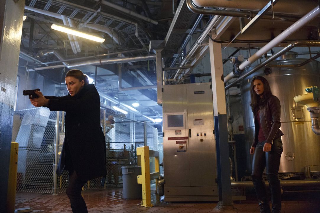 Als jemand versucht, ausgerechnet Lucifer einen Mord anzuhängen, suchen Chloe (Lauren German, l.) und Maze (Lesley-Ann Brandt, r.) nach dem wahren M... - Bildquelle: 2016 Warner Brothers