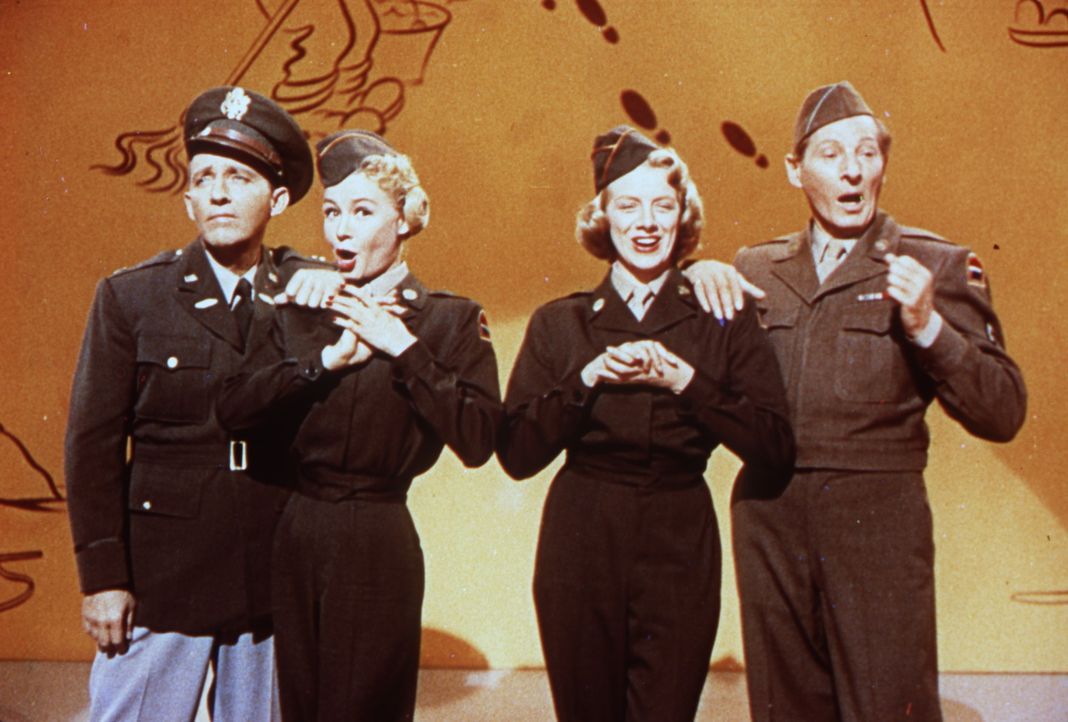 Bob (Bing Crosby, l.), Judy (Vera Ellen, 2.v.l.), Betty (Rosemary Clooney, 2.v.r.) und Phil (Danny Kaye, r.) retten mit ihrer Show General Waverly v... - Bildquelle: Paramount Pictures
