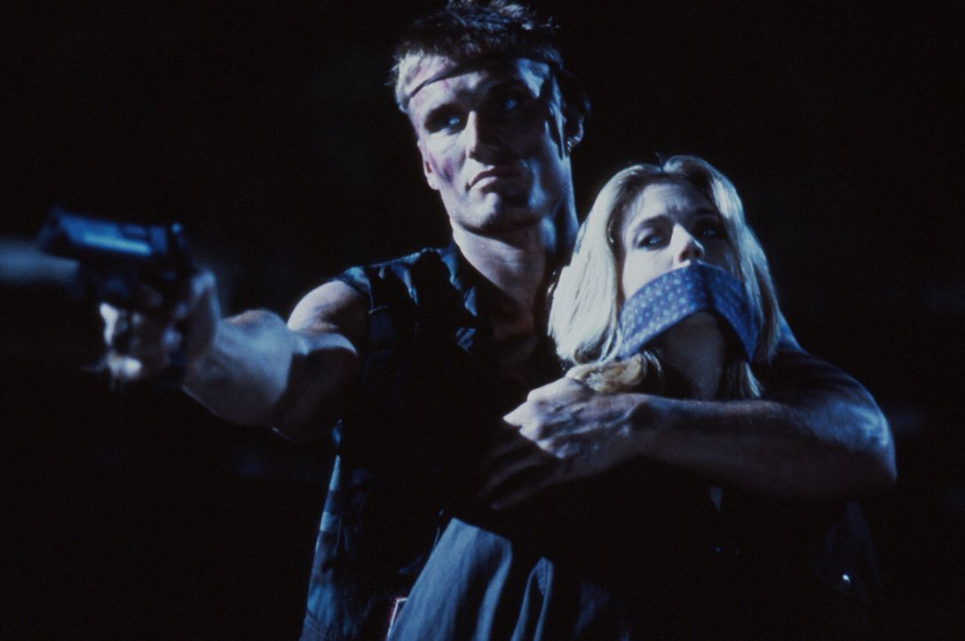 In der Hand einer eiskalten Tötungsmaschine (Dolph Lundgren, l.): Veronica (Ally Walker, r.) ... - Bildquelle: 1992 TriStar Pictures