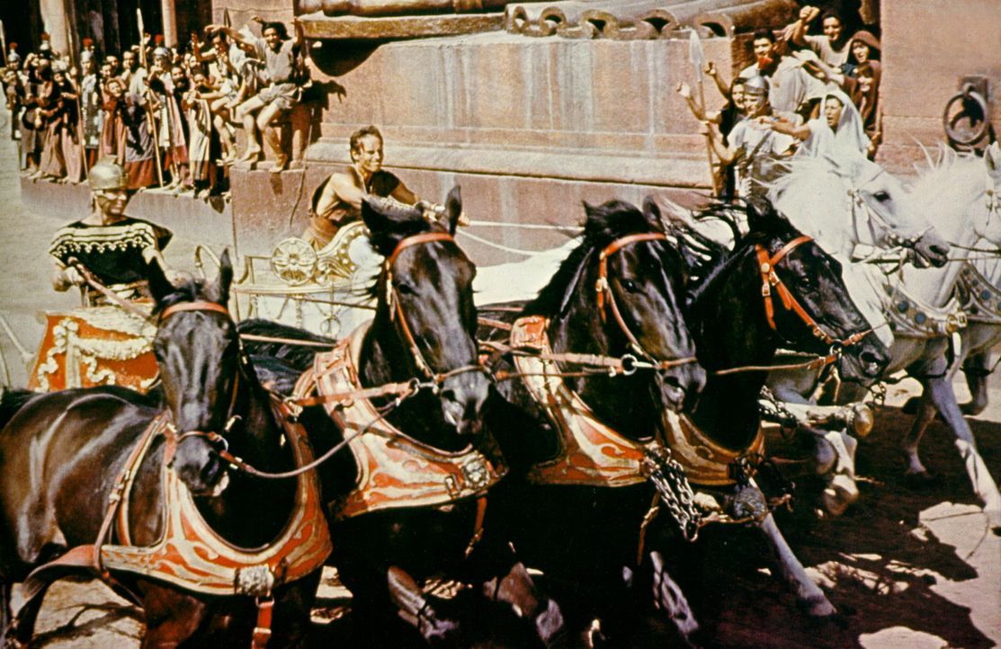 Mit allen erlaubten und unerlaubten Mitteln will Messala (Stephen Boyd, l.) seinen einstigen Freund Ben Hur (Charlton Heston, r.) besiegen ... - Bildquelle: Metro-Goldwyn-Mayer (MGM)