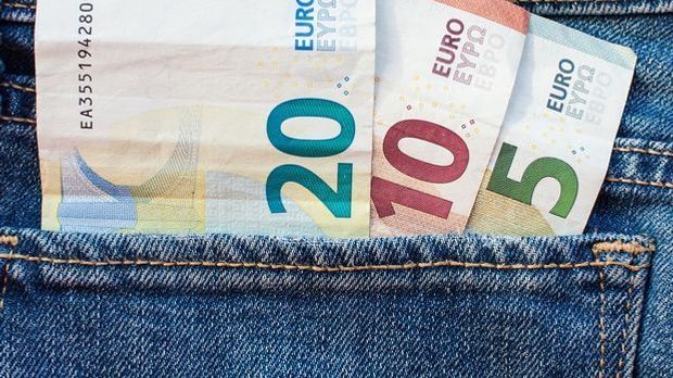 Geld Euro in der Hostentasche