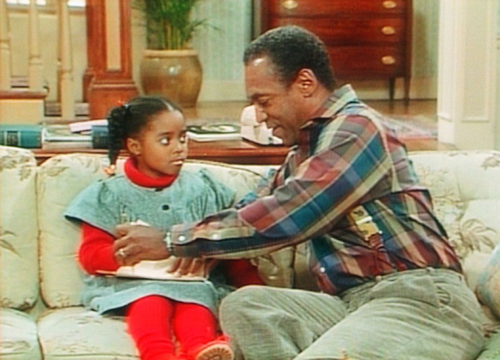 Auf Cliffs (Bill Cosby, r.) Anraten schreibt Rudy (Keshia Knight Pulliam, l.) einen Brief an ihre Mutter. - Bildquelle: Viacom