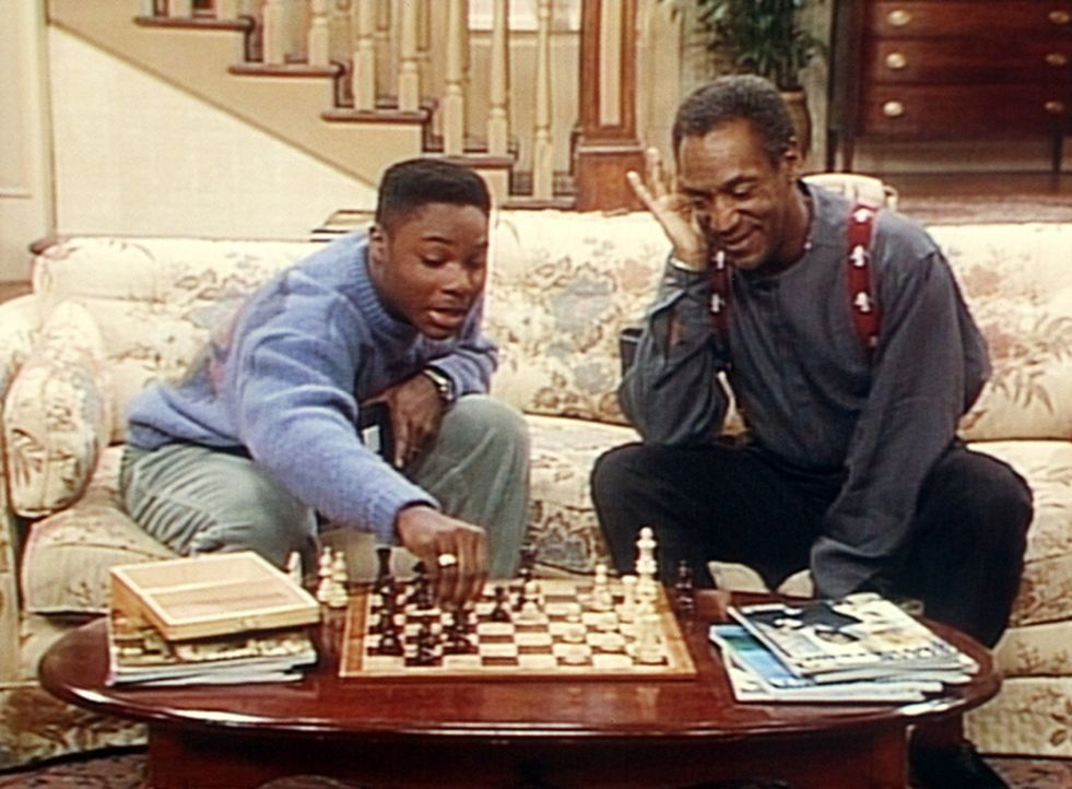 Theo (Malcolm-Jamal Warner, l.) hofft, mit Hilfe seines Computers gegen Cliff (Bill Cosby, r.) beim Schach gewinnen zu können. - Bildquelle: Viacom