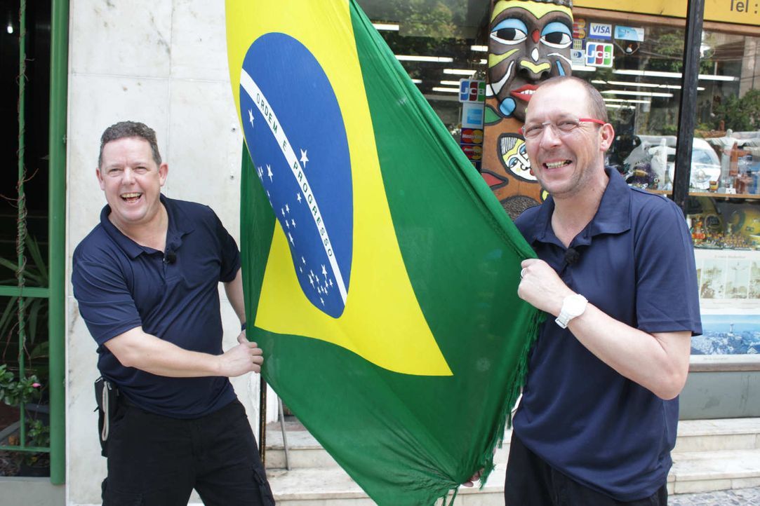 Toto (l.) und Harry (r.) - die beiden wohl bekanntesten Polizisten der Republik - hat es nach Brasilien verschlagen. Gemeinsam mit den Kollegen vor... - Bildquelle: kabel eins