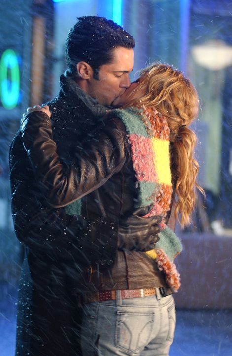 Heiße Küsse im Schneetreiben: Det. Scott Valens (Danny Pino, l.) und Christina (Nicki Aycox, r.) - Bildquelle: Warner Bros. Television