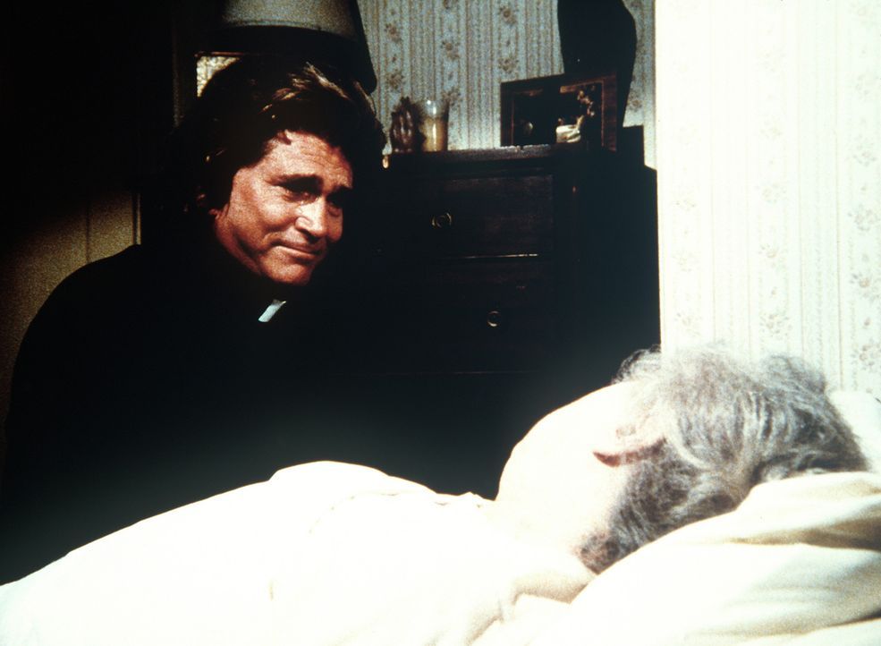 Jonathan (Michael Landon, l.) wird an das Krankenlager von Mrs. Molonov (Eda Reissmarin, r.) gerufen. - Bildquelle: Worldvision Enterprises, Inc.