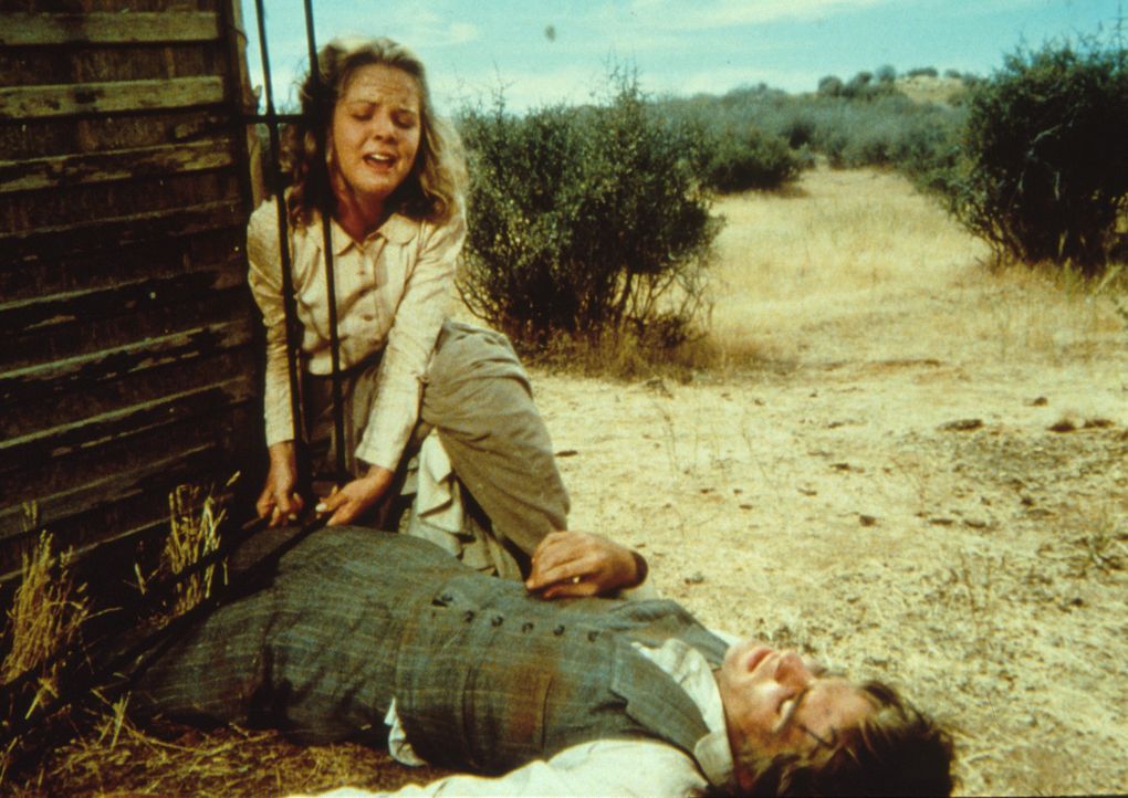 Mary (Melissa Sue Anderson, l.) macht sich große Sorgen um Adam (Lindwood Boomer, r.) der eingeklemmt unter einem Rad der umgekippten Kutsche liegt... - Bildquelle: Worldvision