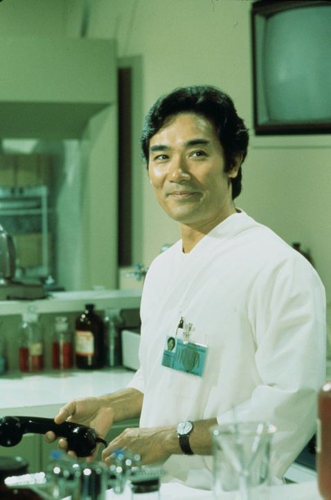 Sam Fujiyama (Robert Ito) ist der Assistent von Dr. Quincy im gerichtsmedizinischen Institut von Los Angeles. Als Chemotechniker assistiert er diese... - Bildquelle: 2004 - 2015  NBCUniversal. ALL RIGHTS RESERVED.