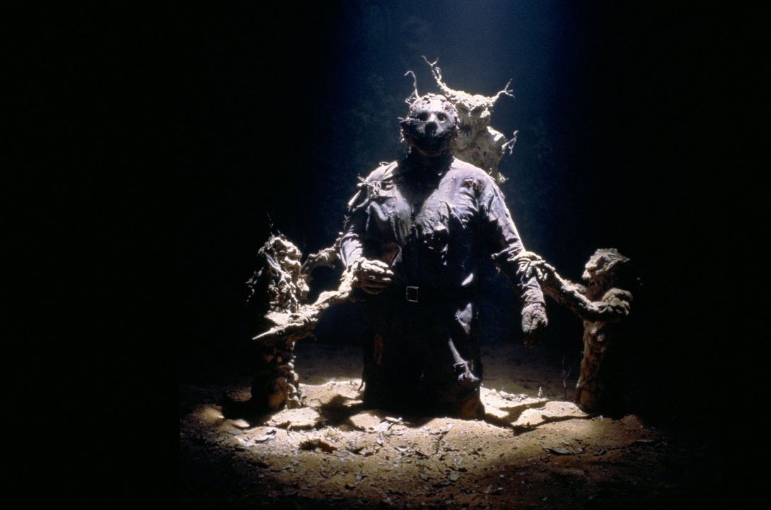 Mysteriöse Wesen ziehen Massenmörder Jason (Kane Hodder) in die Erde - in Richtung Hölle ... - Bildquelle: Warner Bros.
