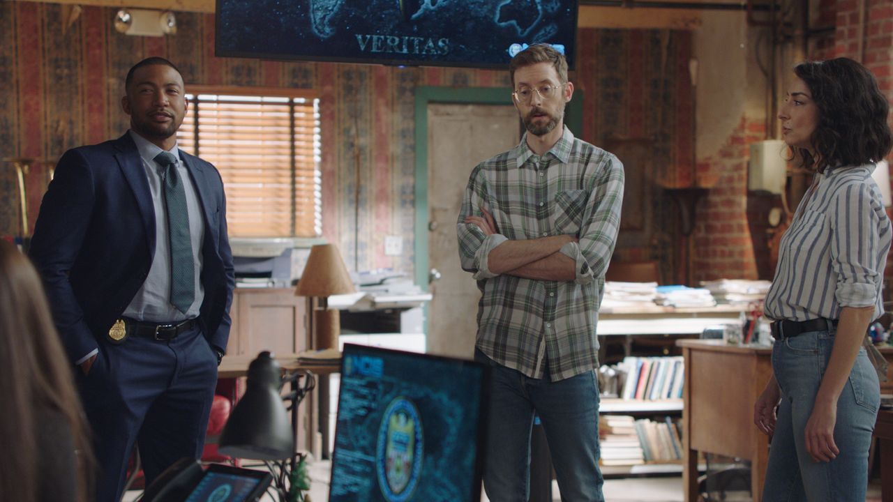 (v.l.n.r.) Quentin Carter (Charles Michael Davis); Sebastian Lund (Rob Kerkovich); Hannah Khoury (Necar Zadegan) - Bildquelle: 2021 CBS Broadcasting Inc. All Rights Reserved.
