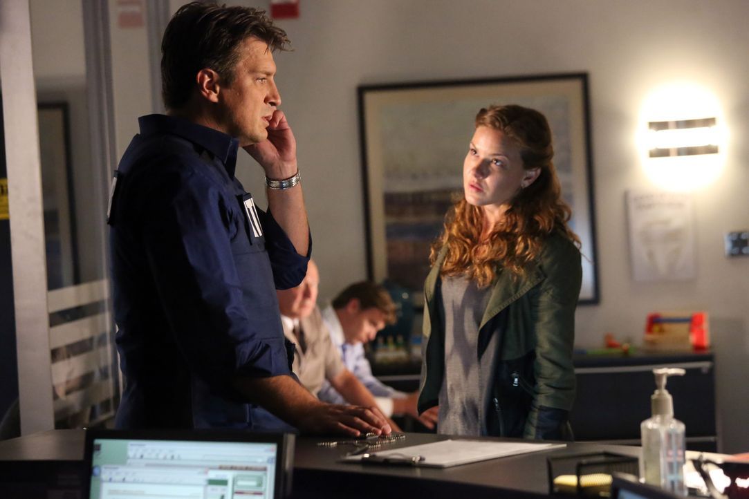 Emma Briggs (Alicia Lagano, r.) wird des Mordes verdächtigt. Da sie Richard Castles (Nathan Fillion, l.) Fan ist, besteht sie darauf, dass er ihre U... - Bildquelle: ABC Studios