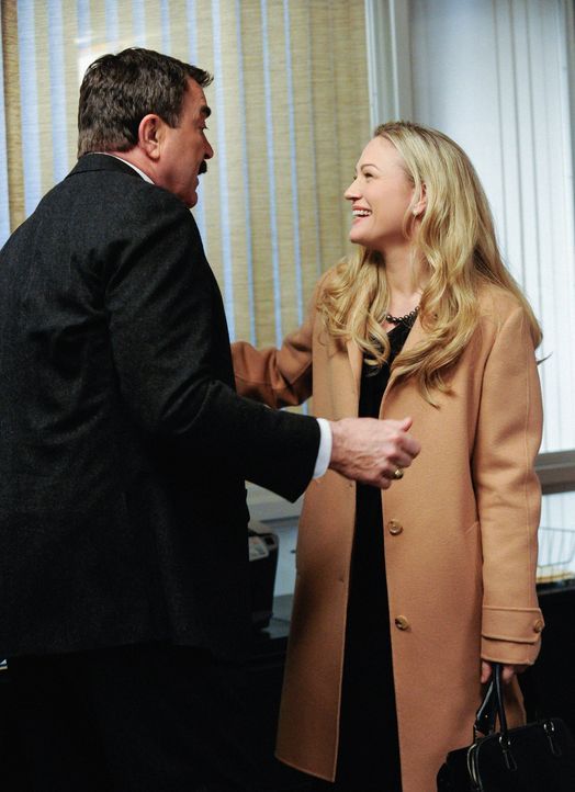 Zuerst freut sich Frank (Tom Selleck, l.) noch, Erins alte Studienfreundin Whitney Robshaw (Sarah Wynter, r.) wiederzusehen ... - Bildquelle: Jeffrey Neira 2013 CBS Broadcasting Inc. All Rights Reserved.