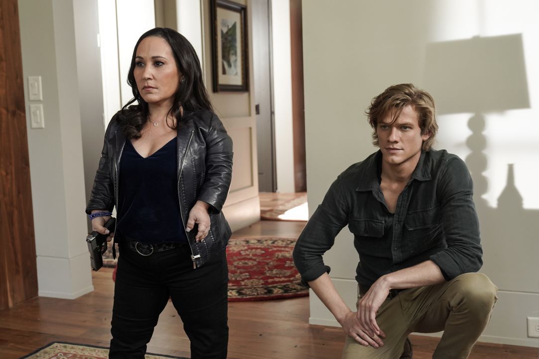 Matty Weber (Meredith Eaton, l.); MacGyver (Lucas Till, r.) - Bildquelle: Jace Downs 2018 CBS Broadcasting, Inc. All Rights Reserved / Jace Downs