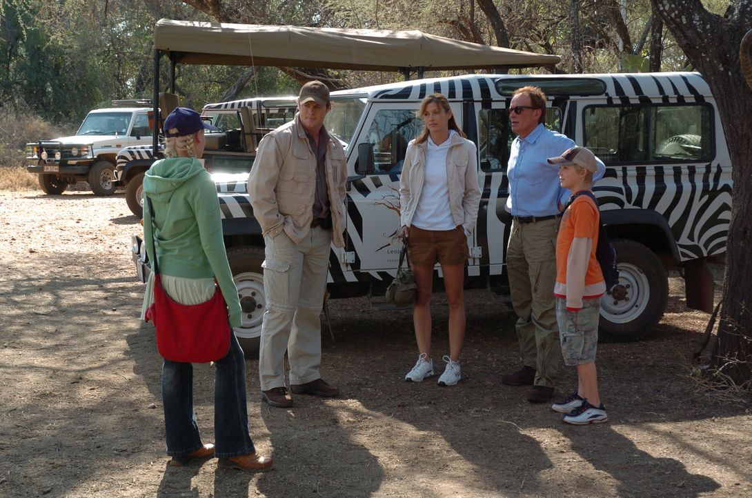 Tansania: Die Familie Newman plant einen Safari-Ausflug, an dem Papa Tom (Peter Weller, 2.v.r.) aus geschäftlichen Gründen nicht teilnehmen kann. Er...