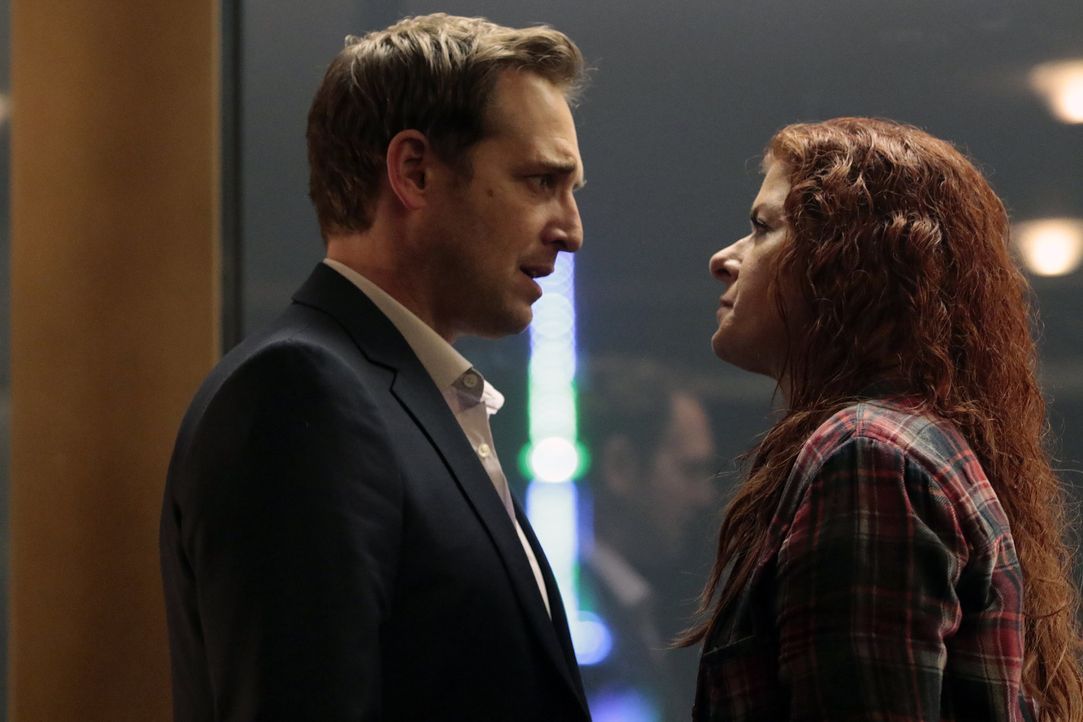 Jake (Josh Lucas, l.) trifft eine Entscheidung über seine Zukunft mit Laura (Debra Messing, r.), während die Ermittlungen im Mordfall von Captain Sa... - Bildquelle: 2016 Warner Bros. Entertainment, Inc.