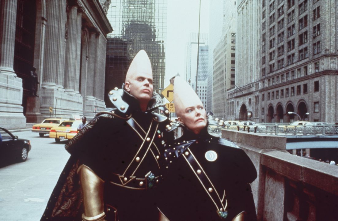 Es hat so sollen sein: Die Aliens Beldar (Dan Aykroyd l.) und seiner Frau Prymaat (Jane Curtin, r.) sind auf Grund einer UFO - Panne in New York lie... - Bildquelle: Paramount Pictures