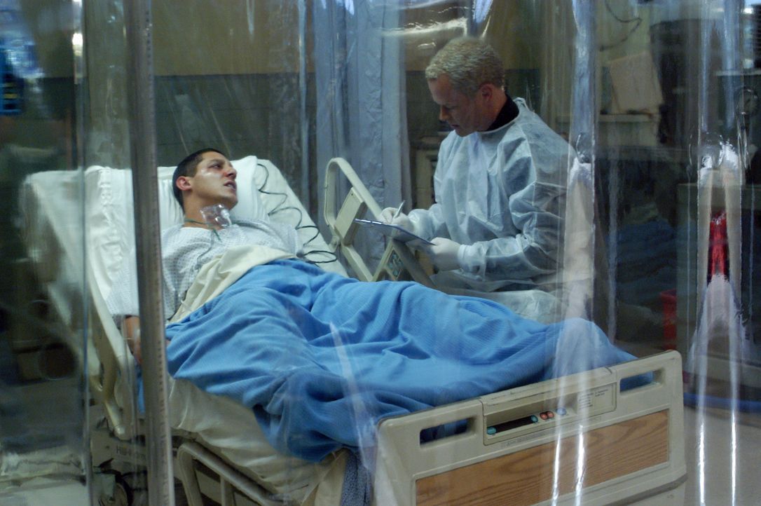 Dr. Stephen Connor (Neal McDonough, r.) übernimmt die Untersuchungen an Soldat Richard Henderson (Marshall Cook, l.) ... - Bildquelle: CBS Television
