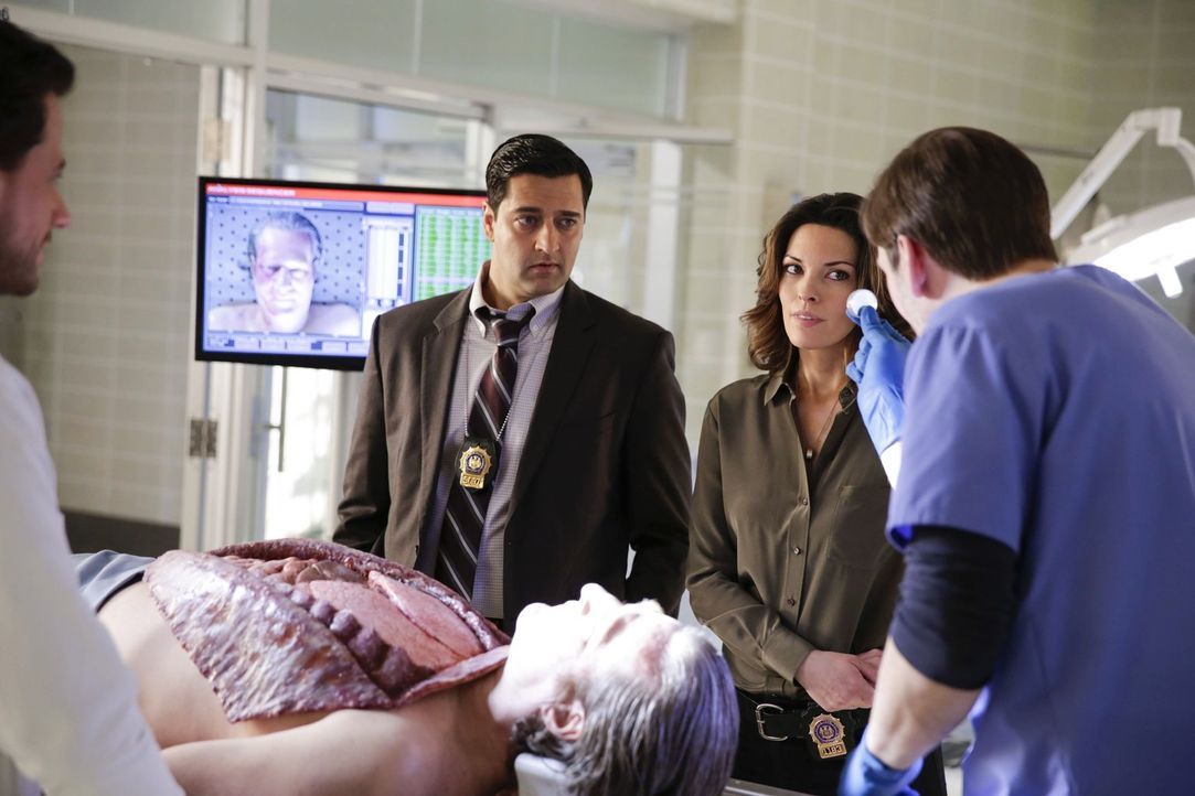 Der Mord an dem Schatzsucher führt Jo (Alana De La Garza, 2.v.r.) und Hanson (Donnie Keshawarz, l.) in die Kreise waghalsiger Abenteurer ... - Bildquelle: Warner Bros. Television