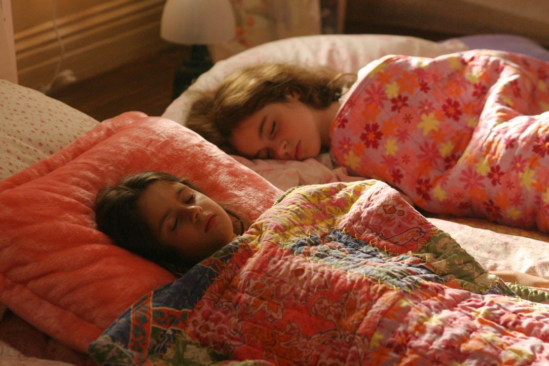 Jack Malone wirft einen Blick auf seine schlafenden Töchter Hanna (Vanessa Marano, l.) und Kate (Laura Marano, r.) ... - Bildquelle: Warner Bros. Entertainment Inc.