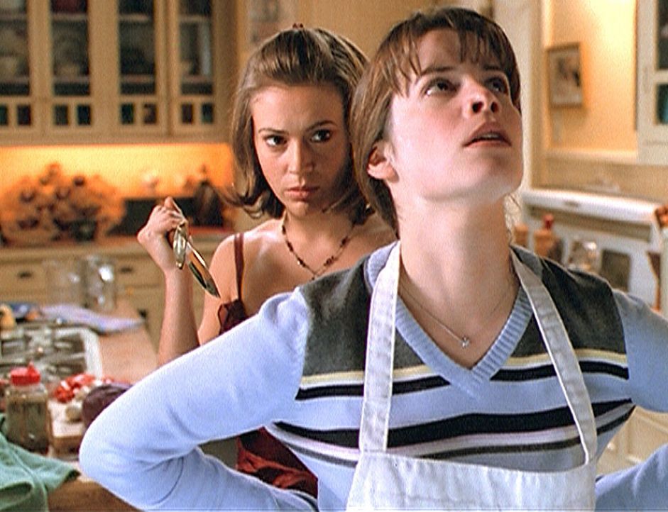 Hat Phoebe (Alyssa Milano, l.) tatsächlich vor, ihre Schwester Piper (Holly Marie Combs, r.) umzubringen ? - Bildquelle: Paramount Pictures