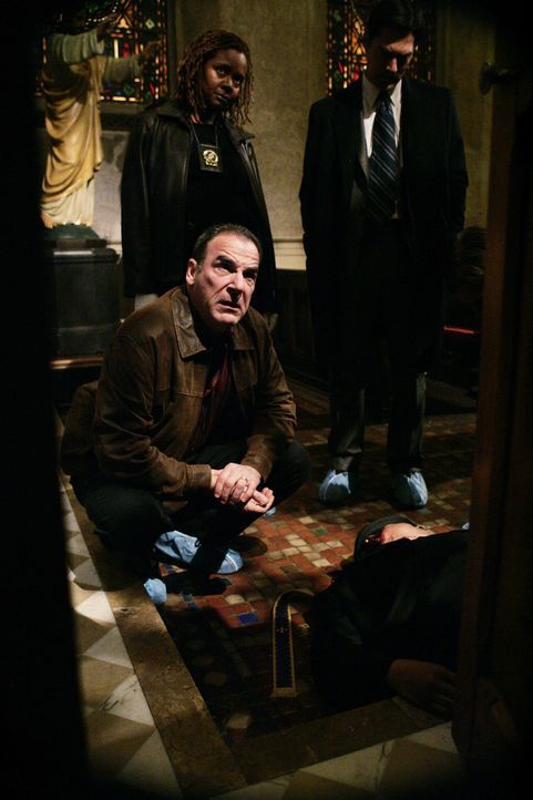 Gehen einer erschütternden Mordserie auf den Grund: Gideon (Mandy Patinkin, vorne), Aaron (Thomas Gibson, r.) und Det. Nora Bennett (Tonya Pinkins,... - Bildquelle: Touchstone Television