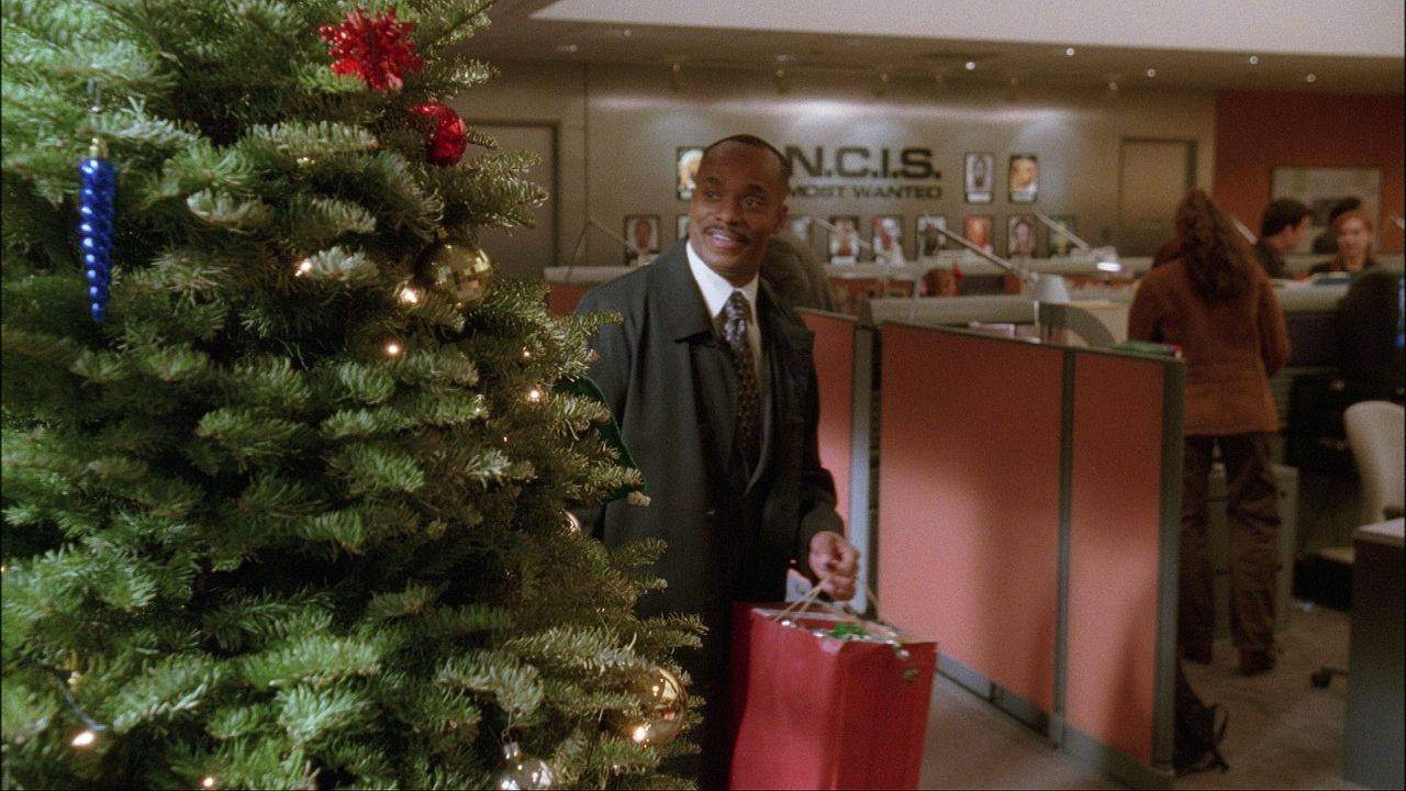 Weihnachten steht vor der Tür: NCIS Director Leon Vance (Rocky Carroll) bereitet sich darauf vor ... - Bildquelle: CBS Television