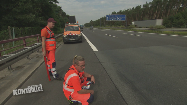 Achtung Kontrolle - Achtung Kontrolle! -thema U. A.: Verlorener Reifen Auf Der Autobahn