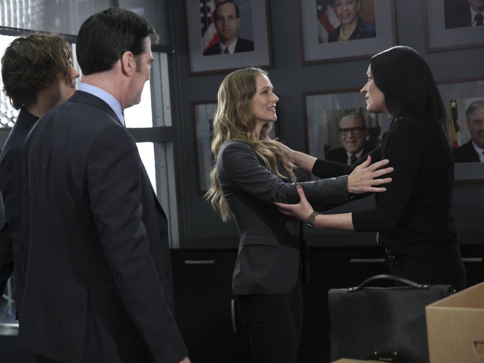 Hotch (Thomas Gibson, 2.v.l.), Reid (Matthew Gray Gubler, l.) und JJ (AJ Cook, 2.v.r.) freuen sich, als Prentiss (Paget Brewster, r.) plötzlich auft... - Bildquelle: Cliff Lipson 2016 American Broadcasting Companies, Inc. All rights reserved. / Cliff Lipson
