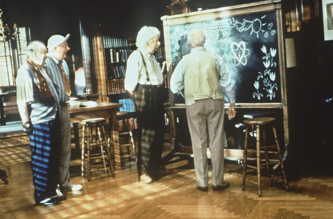 Vier Mann und eine Schultafel: Gödel (Lou Jacobi, l.), Liebknecht (Joe Maher, 2.v.l.), Albert Einstein (Walter Matthau, 2.v.r.) und Podolsky (Gene... - Bildquelle: Paramount Pictures