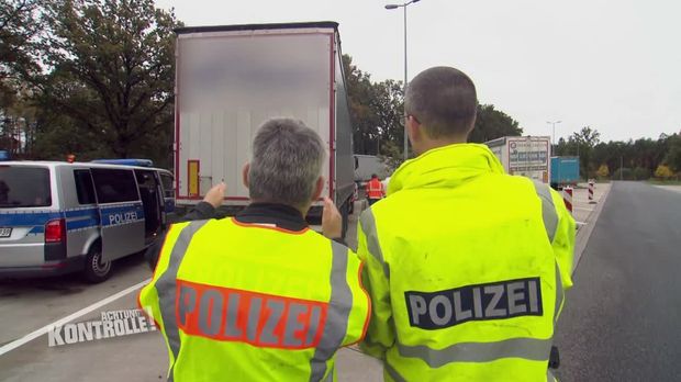 Achtung Kontrolle - Achtung Kontrolle! - Thema U.a.: Ein Schiefer Sattelanhänger Auf Der A7 - Lkw-großkontrolle