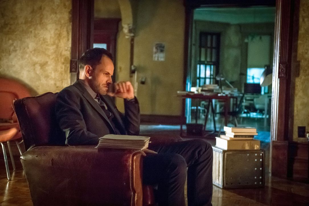 Genie und einsamer Wolf: Sherlock Holmes (Jonny Lee Miller) ... - Bildquelle: CBS Television