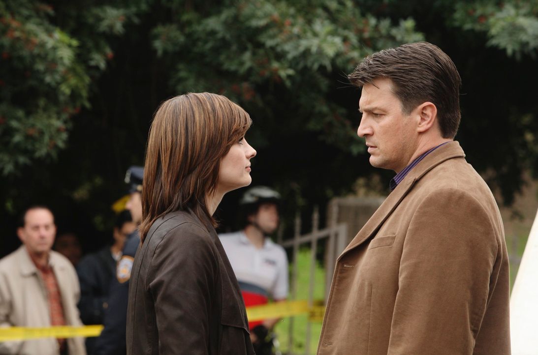 Richard Castle (Nathan Fillion, r.) fühlt sich verantwortlich dafür, dass das Leben von Kate Beckett (Stana Katic, l.) in Gefahr ist. - Bildquelle: ABC Studios