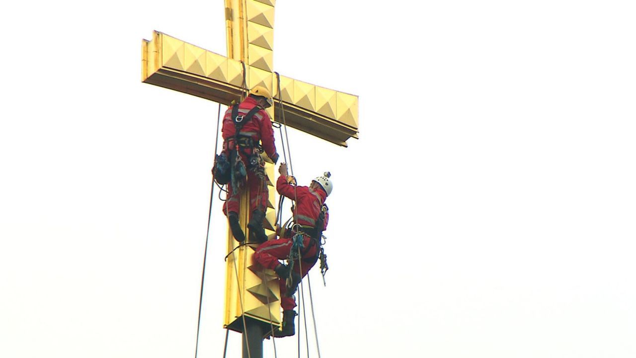 Dachdecker und Industriekletterer Thomas wartet zusammen mit seinem Kollegen Mike auf 114 Meter Höhe das goldene Kreuz vom Berliner Dom. Das 12,5 T... - Bildquelle: kabel eins
