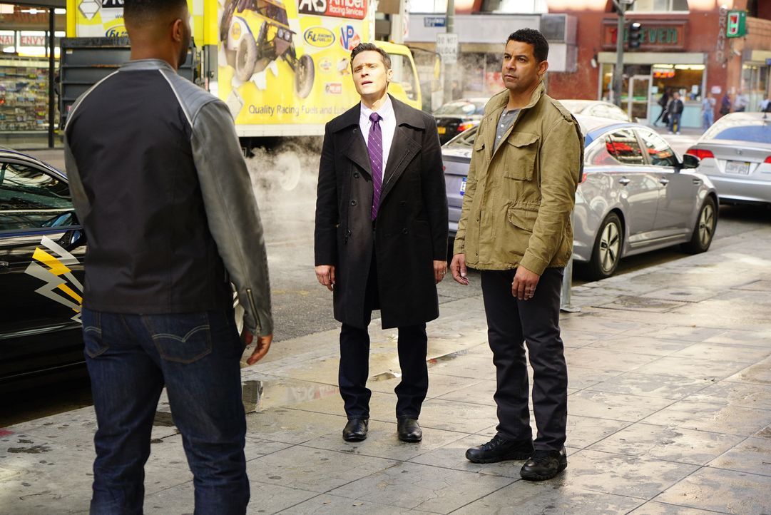 Der verdächtige Bold (Roshawn Franklin, l.) ist schnell gefunden. Doch haben Kevin (Seamus Dever, M.) und Esposito (Jon Huertas, r.) mit ihm tatsäch... - Bildquelle: Richard Cartwright ABC Studios