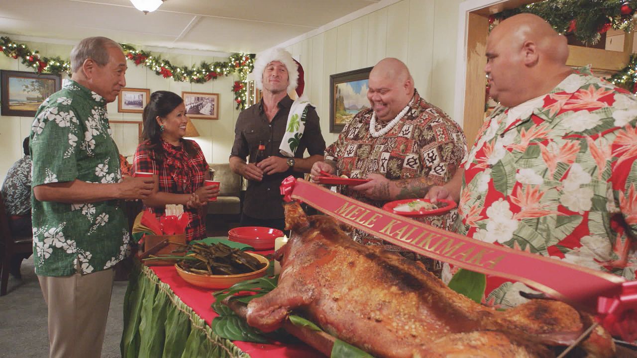 Feiern ein besonderes Weihnachtsfest: (v.l.n.r.) Duke Lukela (Dennis Chun), Dr. Noelani Cunha (Kimee Balmilero), McGarrett (Alex O'Loughlin), Flippa... - Bildquelle: 2017 CBS Broadcasting Inc. All Rights Reserved.