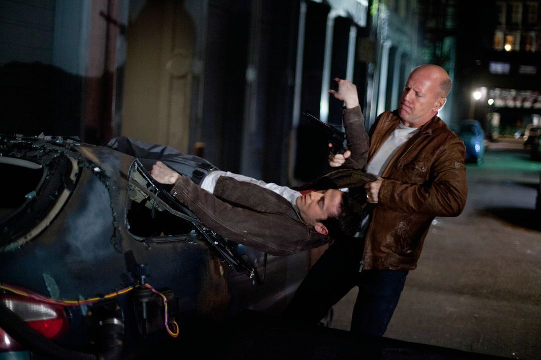 Immer wieder ist Joe (Bruce Willis, r.) gezwungen, sein jüngeres Selbst (Joseph Gordon-Levitt, l.) vor den gemeinsamen Verfolgern zu retten. keine l... - Bildquelle: 2012 Concorde Filmverleih GmbH