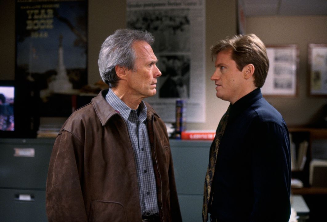 Geraten ständig aneinander, da Steve Everett (Clint Eastwood, l.) mit Bobs (Denis Leary, r.) Frau geschlafen hat ... - Bildquelle: Warner Bros.