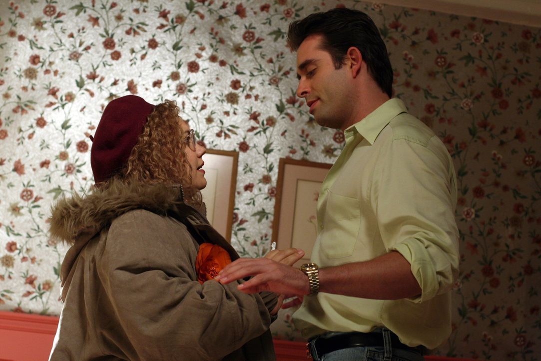 Einsame Herzen: Ramon Delgado (Bruno Campos, r.) und Martha Puck (Emily Nelson, l.) ... - Bildquelle: Warner Bros. Television