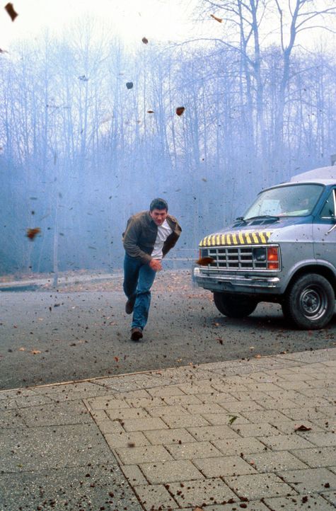 Versucht sich vor dem Wirbelsturm in Sicherheit zu bringen: Pete Jensen (Joe Lando) ... - Bildquelle: Cinetel Films Inc.