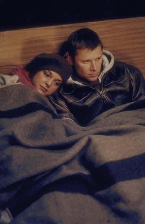 Die einzige Möglichkeit, nicht zu erfrieren: Robert Drake (Grant Show, r.) und Julie (Audie England, l.) wärmen sich unter einer Decke auf ... - Bildquelle: Trimark Pictures