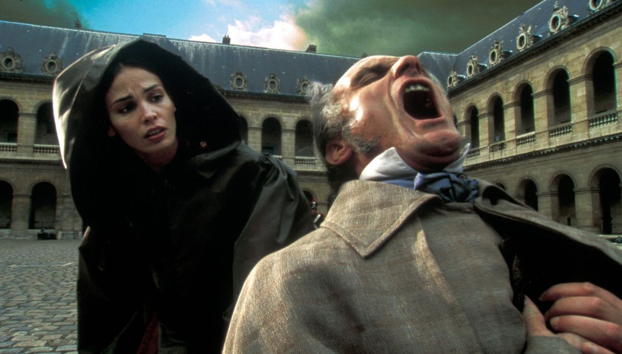 Préah (Inés Sastre, l.) wird Zeuge, wie Ernest Lafitte (Gilles Arbona, r.) ums Leben kommt - doch wer ist der Mörder? - Bildquelle: Studio Canal